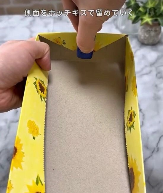 ホッチキスで固定する様子