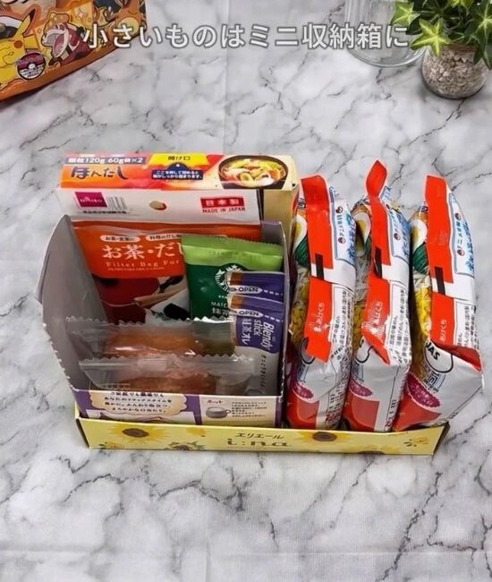 手作り収納ボックスに食材を入れる様子