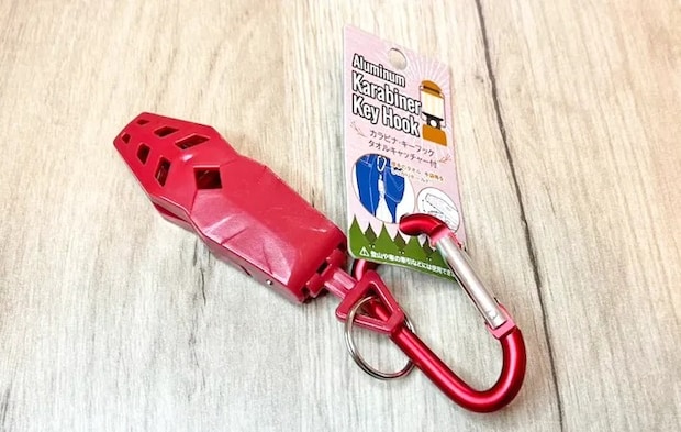 セリア『カラビナ・キーフック クリップ付』の写真（撮影：キジカク）