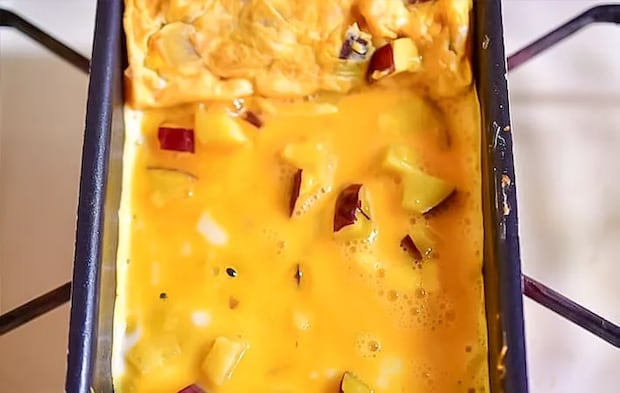 サツマイモの玉子焼きを焼いている写真（撮影：小泉明代）