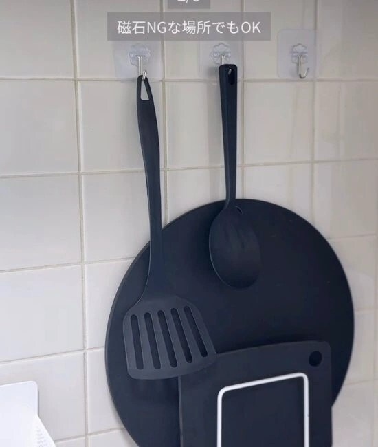 キッチンに貼りつけた引っ掛けシールフック