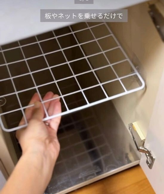 棚受けフックを使う様子