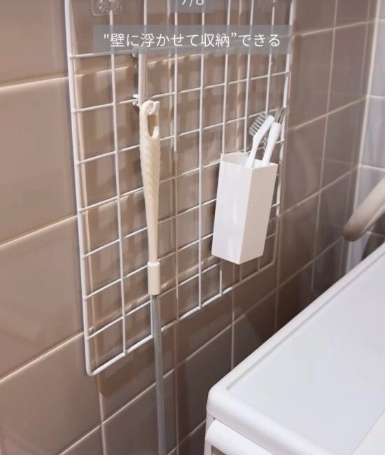 強力粘着フックを使う様子