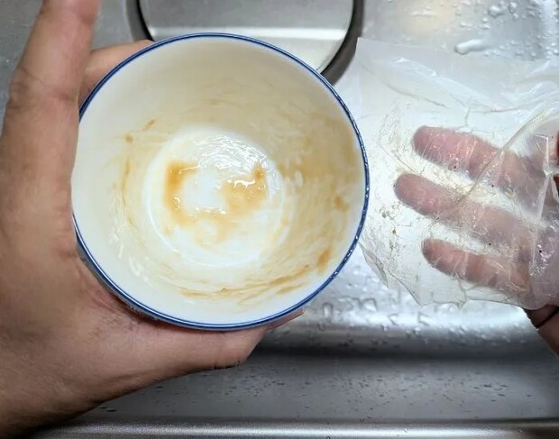 汚れた茶碗とフィルム（撮影：grape編集部）