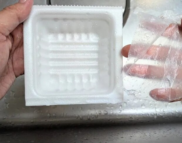 きれいになった納豆のパックとフィルム（撮影：grape編集部）