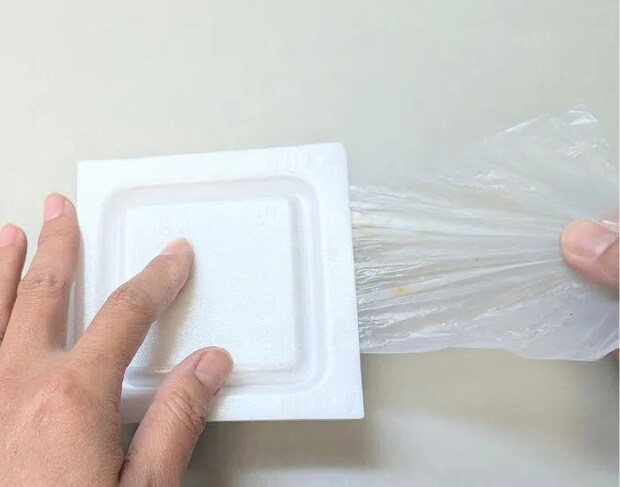 納豆のパックからフィルムを取り出す様子（撮影：grape編集部）