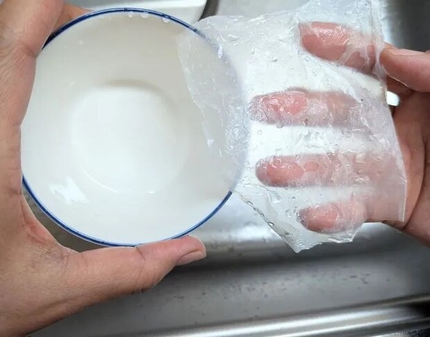 きれいになった茶碗とフィルム（撮影：grape編集部）