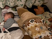 「トイレから戻ると、あら不思議」　４兄弟の１枚に「共感しかない」「尊い光景」