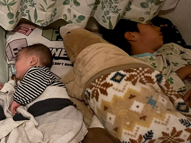 「トイレから戻ると、あら不思議」　４兄弟の１枚に「共感しかない」「尊い光景」