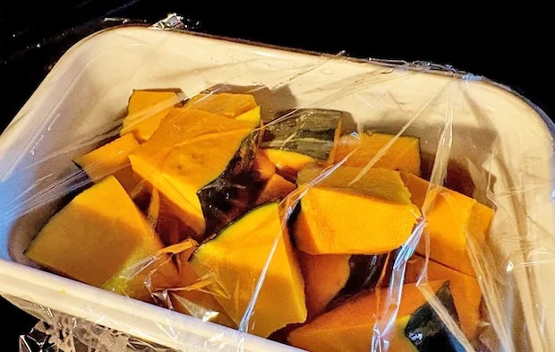 『レンジでほったらかし かぼちゃ煮』を作る写真（撮影：エニママ）