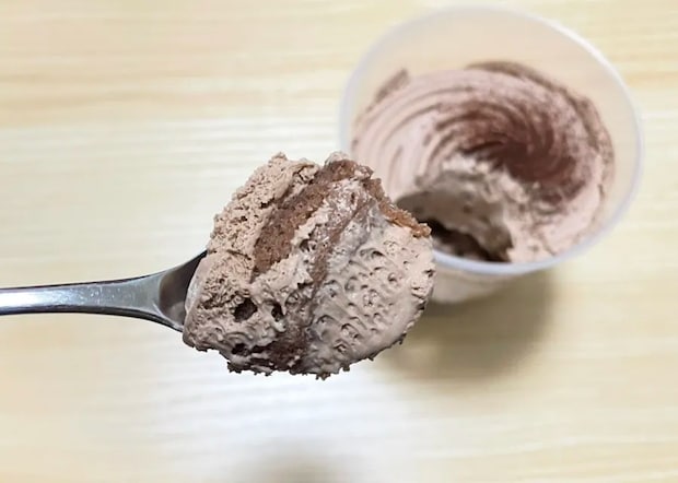 『植物生まれのチョコケーキ』を食べる写真（撮影：grape編集部）