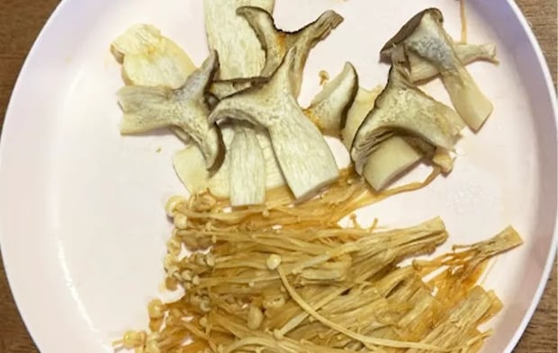 『きのこのキムチ漬け』を作る写真（撮影：エニママ）