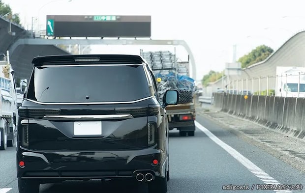 車のナンバープレートを隠している写真