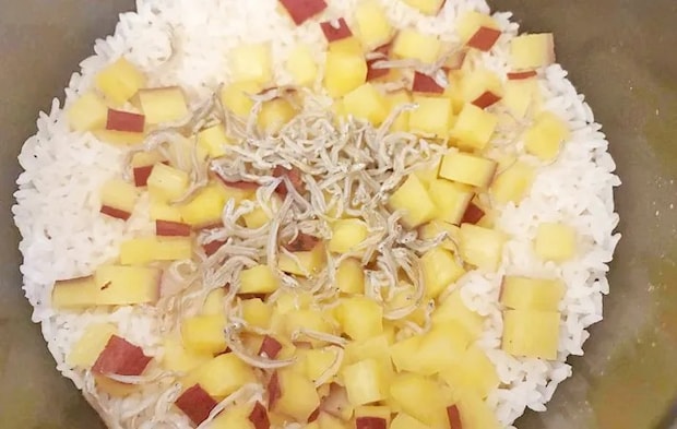 『さつまいもとじゃこの炊き込みご飯』を作る写真（撮影：エニママ）
