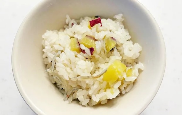 『さつまいもとじゃこの炊き込みご飯』の完成写真（撮影：エニママ）