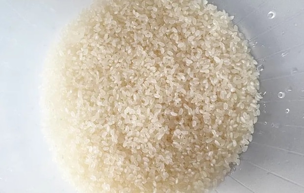 『さつまいもとじゃこの炊き込みご飯』を作る写真（撮影：エニママ）