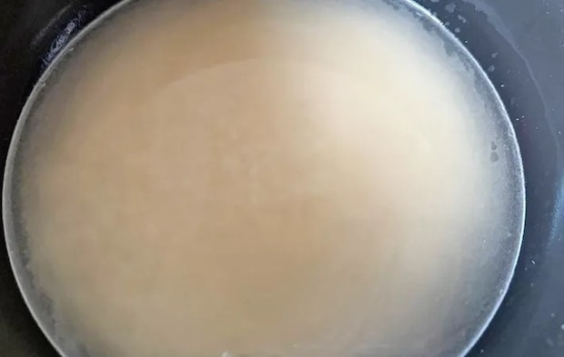 『さつまいもとじゃこの炊き込みご飯』を作る写真（撮影：エニママ）