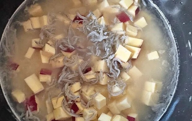 『さつまいもとじゃこの炊き込みご飯』を作る写真（撮影：エニママ）