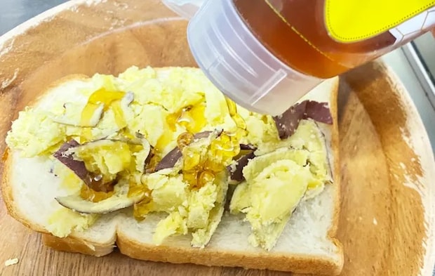 『ハニー＆マヨのスイートポテトースト』を作る写真（撮影：エニママ）