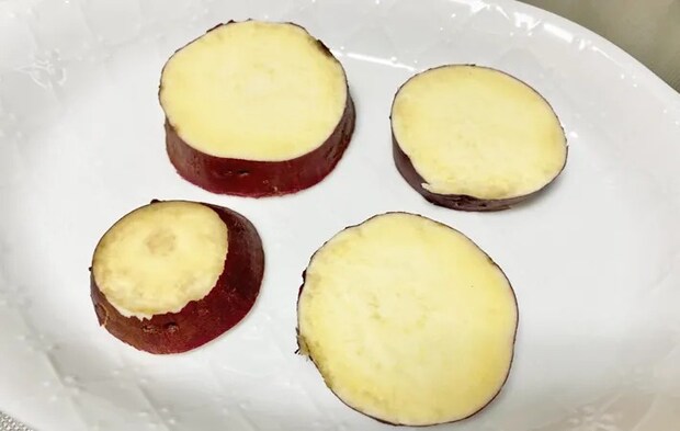 『ハニー＆マヨのスイートポテトースト』を作る写真（撮影：エニママ）