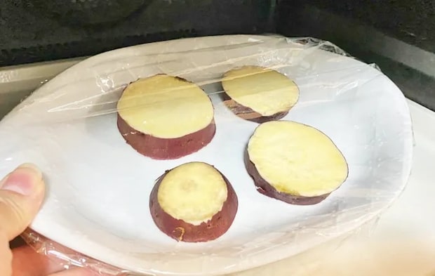 『ハニー＆マヨのスイートポテトースト』を作る写真（撮影：エニママ）