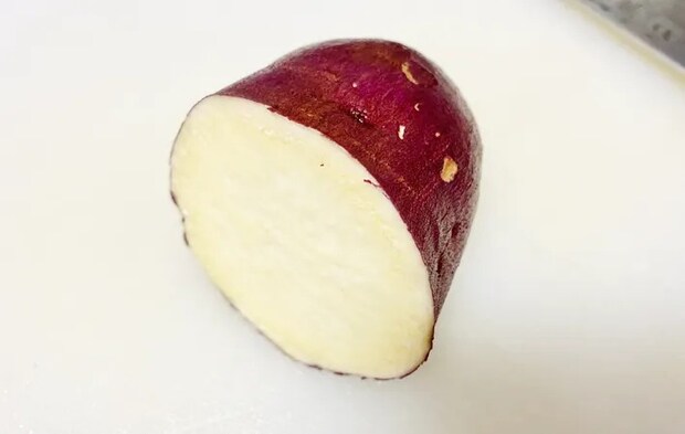 『ハニー＆マヨのスイートポテトースト』を作る写真（撮影：エニママ）