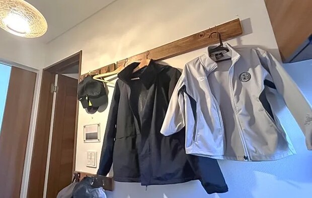 服を掛けている写真（撮影：Heulie）