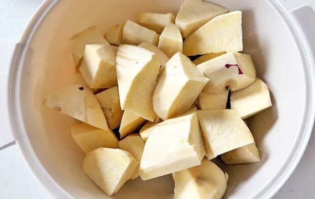 『餃子の皮のスイートポテト』を作る写真（撮影：エニママ）