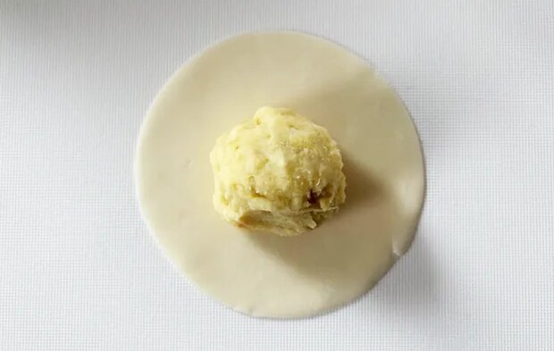 『餃子の皮のスイートポテト』を作る写真（撮影：エニママ）