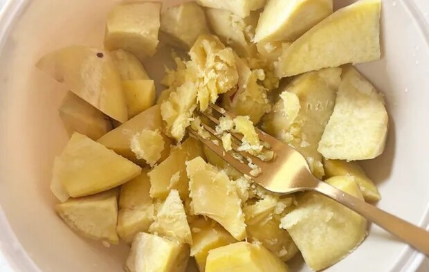 『餃子の皮のスイートポテト』を作る写真（撮影：エニママ）