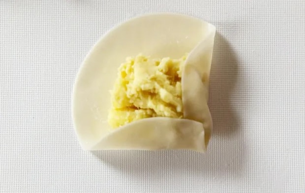 『餃子の皮のスイートポテト』を作る写真（撮影：エニママ）