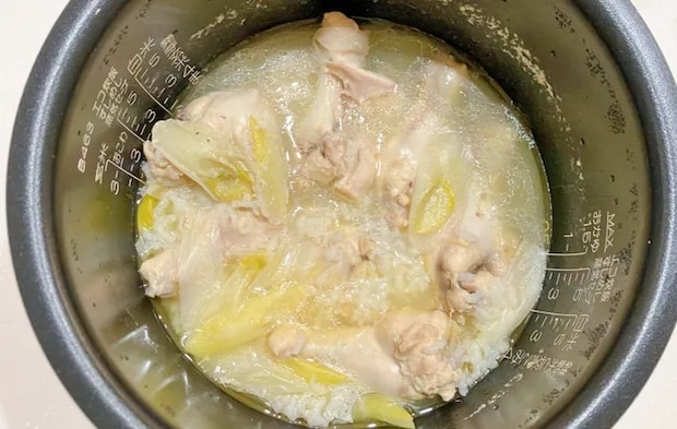 『炊飯器でサムゲタン風スープ』を作る写真（撮影：エニママ）