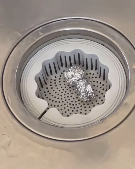排水口に丸めたアルミホイルを入れた様子