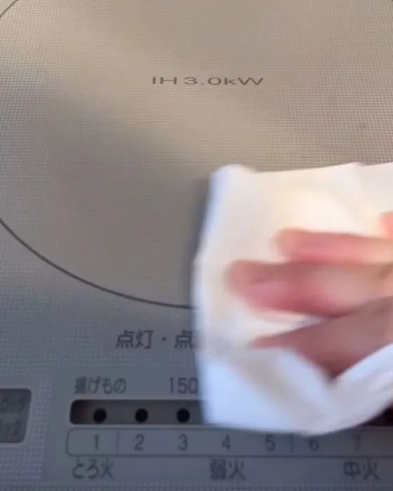 IHコンロを拭いている様子