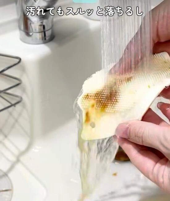 スポンジブラシを洗う様子