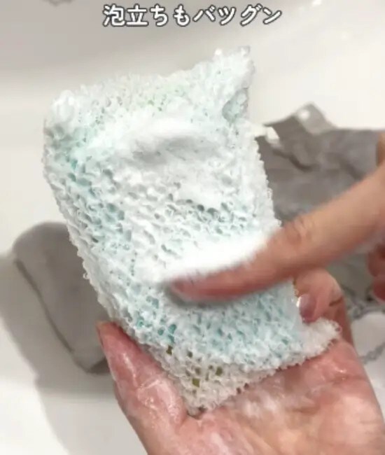 泡を触っている様子