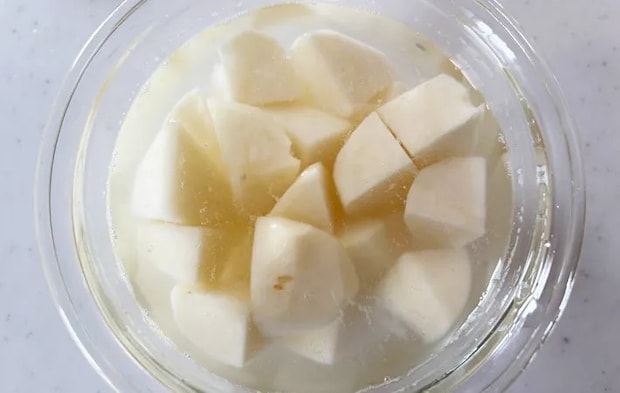 『待つだけでやみつきポテト和え』を作る写真（撮影：エニママ）