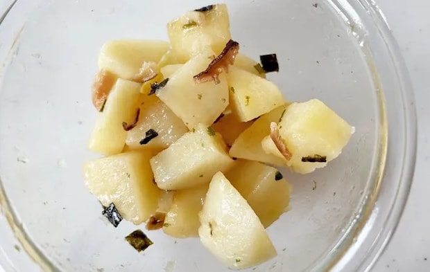 『待つだけでやみつきポテト和え』を作る写真（撮影：エニママ）