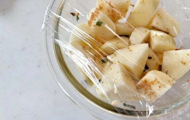 『待つだけでやみつきポテト和え』を作る写真（撮影：エニママ）