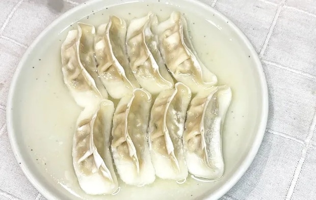 『鶏がら水餃子』を作る写真（撮影：キジカク）