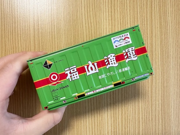 100均で買った『ミニチュアコンテナ』　ブックエンドと組み合わせると…「飾るだけじゃもったいない！」