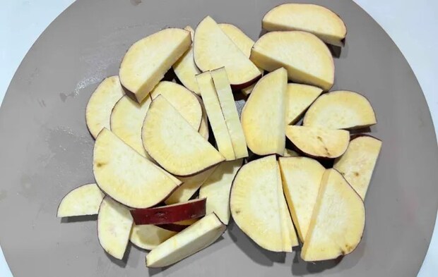 『サツマイモガーリックソテー』を作る写真（撮影：エニママ）