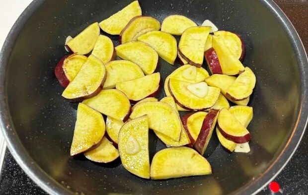 『サツマイモガーリックソテー』を作る写真（撮影：エニママ）