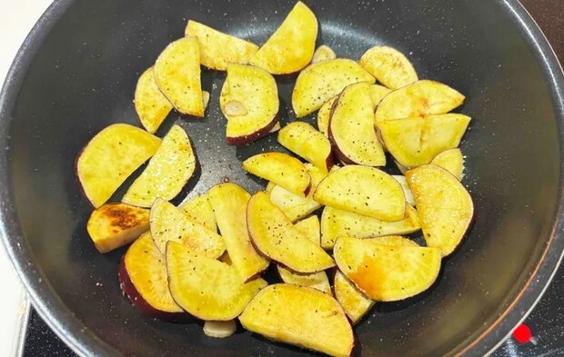 『サツマイモガーリックソテー』を作る写真（撮影：エニママ）