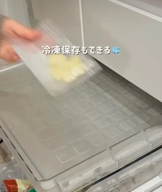 ニンニクを冷凍保存する様子