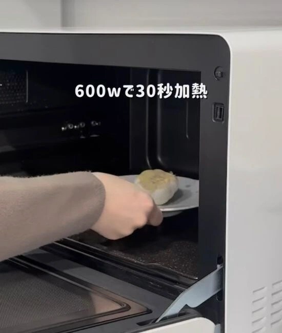 ニンニクを電子レンジに入れる様子