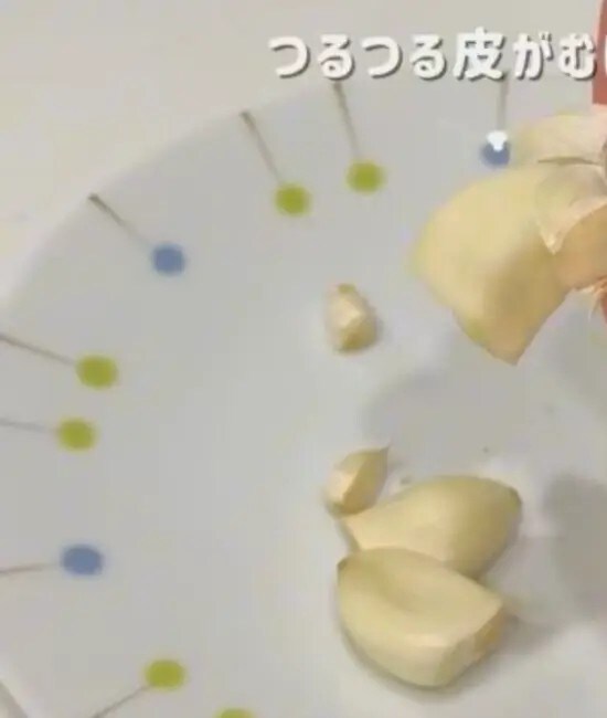 ニンニクの皮を剥く様子