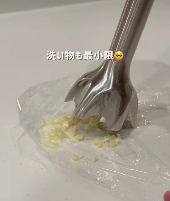 ラップに取り出されたニンニク