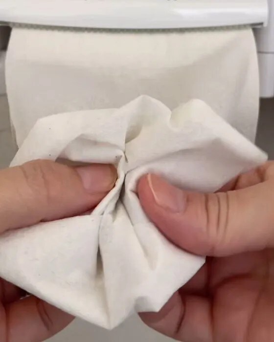 トイレットペーパーでギャザーを作っている様子