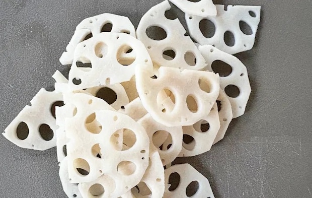 『レンコンナムル』を作る写真（撮影：エニママ）